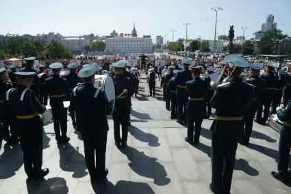 Екатеринбург. Парад 24 духовых оркестров, во время закрытия Уральского культурного форума.