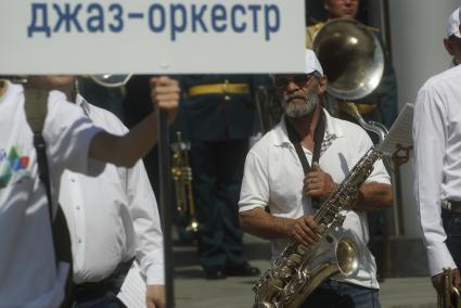 Екатеринбург. Парад 24 духовых оркестров, во время закрытия Уральского культурного форума.