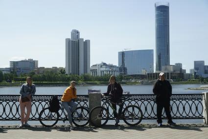 Екатеринбург. Горожане на набережной реки Исеть