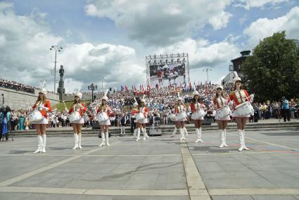 Екатеринбург. Празднованрие Дня России. Выступление сводного тысячеголосого хора \'Хором славим Россию и город\'