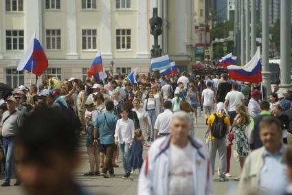 Екатеринбург. Празднованрие Дня России. Горожане собираются в историческом сквере на выступление сводного тысячеголосого хора \'Хором славим Россию и город\'