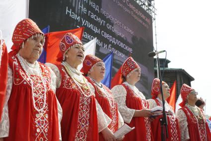 Екатеринбург. Празднованрие Дня России. Выступление сводного тысячеголосого хора \'Хором славим Россию и город\'