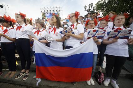 Екатеринбург. Празднованрие Дня России. Выступление сводного тысячеголосого хора \'Хором славим Россию и город\'