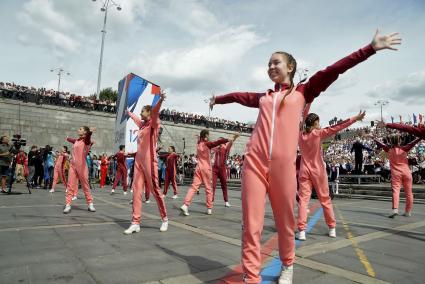 Екатеринбург. Празднованрие Дня России. Выступление сводного тысячеголосого хора \'Хором славим Россию и город\'