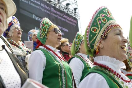 Екатеринбург. Празднованрие Дня России. Выступление сводного тысячеголосого хора \'Хором славим Россию и город\'