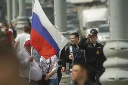 Екатеринбург. Празднованрие Дня России. Горожане собираются в историческом сквере на выступление сводного тысячеголосого хора \'Хором славим Россию и город\'