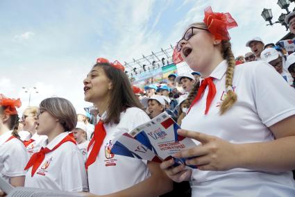 Екатеринбург. Празднованрие Дня России. Выступление сводного тысячеголосого хора \'Хором славим Россию и город\'