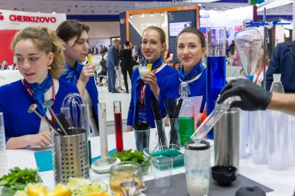 Санкт-Петербург. Девушки пьют коктейль во время XXIII Петербургского международного экономического форума на территории конгрессно-выставочного центра `Экспофорум`.