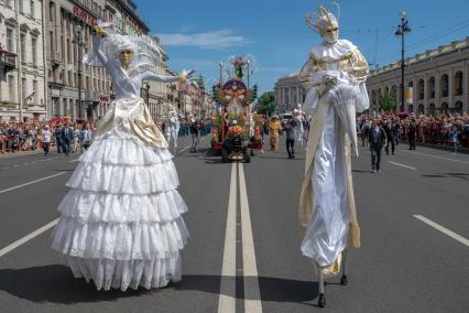 Санкт-Петербург.  Ежегодный фестиваль цветов во время шествия по Невскому проспекту в День России.