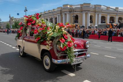 Санкт-Петербург.  Ежегодный фестиваль цветов во время шествия по Невскому проспекту в День России.