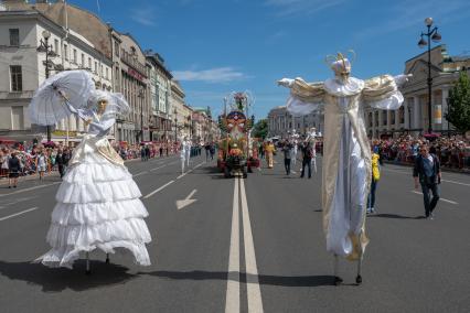 Санкт-Петербург.  Ежегодный фестиваль цветов во время шествия по Невскому проспекту в День России.