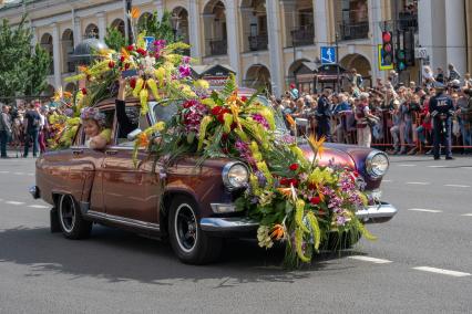 Санкт-Петербург.  Ежегодный фестиваль цветов во время шествия по Невскому проспекту в День России.