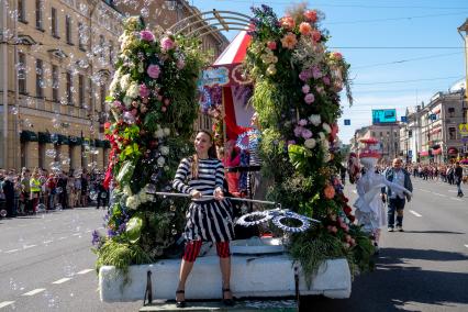 Санкт-Петербург.  Ежегодный фестиваль цветов во время шествия по Невскому проспекту в День России.