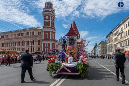 Санкт-Петербург.  Ежегодный фестиваль цветов во время шествия по Невскому проспекту в День России.