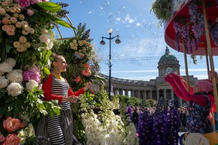 Санкт-Петербург.  Ежегодный фестиваль цветов во время шествия по Невскому проспекту в День России.