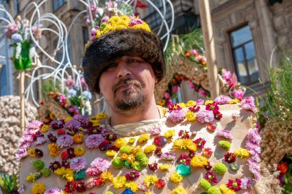 Санкт-Петербург.  Участник ежегодного фестиваля цветов во время шествия по Невскому проспекту в День России.