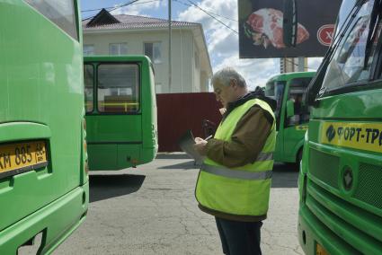 Екатеринбург. Сотрудники муниципальной транспортной инспекции проверяют состояние маршрутного автобуса на конечной остановке