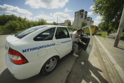 Екатеринбург. Сотрудники муниципальной транспортной инспекции проверяют состояние маршрутного автобуса на конечной остановке