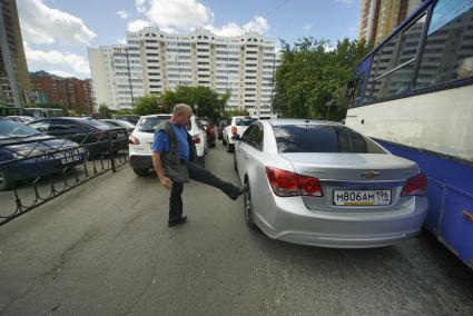 Екатеринбург. Водитель автобуса пинает по колесу автомобиля мешающего выезду с остановки