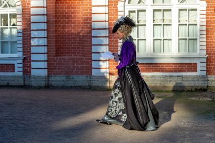 Санкт-Петербург.  Актриса и певица Кристина Орбакайте в роли Екатерины Второй во время съемок фильма `Гардемарины-4` в Государственном музее-заповеднике `Петергоф`.