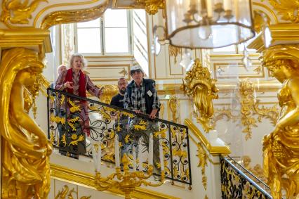 Санкт-Петербург.  Режиссер Светлана Дружинина и оператор Анатолий Мукасей во время съемок фильма `Гардемарины-4` в Государственном музее-заповеднике `Петергоф`.