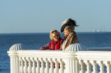 Санкт-Петербург.  Режиссер, актриса Светлана Дружинина (слева) и актриса, певица Кристина Орбакайте в роли Екатерины Второй во время съемок фильма `Гардемарины-4` в Государственном музее-заповеднике `Петергоф`.