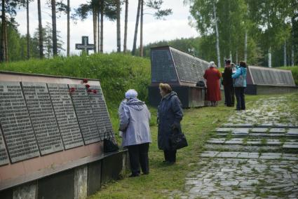 Екатеринбург. Троицкая суббота. Гражданская панихида в память о всех невинно убиенных в 1930-1950-е годы уральцев , на Мемориальном комплексе жертв политических репрессий.