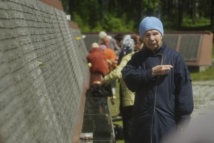 Екатеринбург. Троицкая суббота. Гражданская панихида в память о всех невинно убиенных в 1930-1950-е годы уральцев , на Мемориальном комплексе жертв политических репрессий.