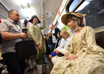 Москва. Участники фестиваля `Времена и эпохи`в вагоне поезда московского метрополитена.