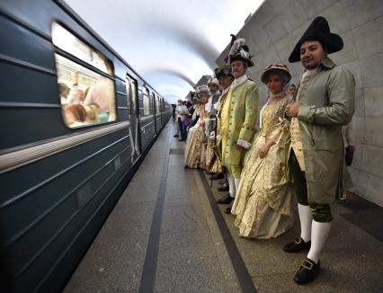 Москва. Участники фестиваля `Времена и эпохи`на одной из станций московского метрополитена.