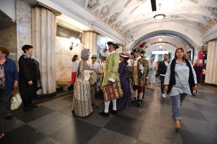 Москва. Участники фестиваля `Времена и эпохи`на одной из станций московского метрополитена.