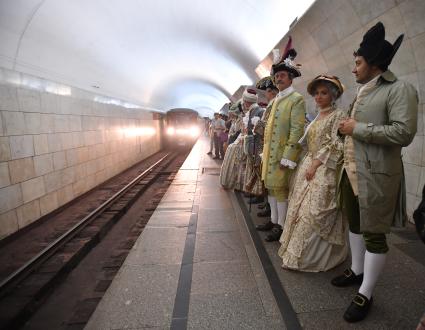 Москва. Участники фестиваля `Времена и эпохи`на одной из станций московского метрополитена.