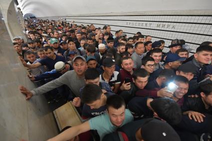 Москва. Мусульмане на станции метро `Проспект Мира` в праздник Ураза-Байрам.