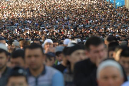 Москва.   Мусульмане во время торжественного намаза по случаю праздника Ураза-байрам у Соборной мечети.