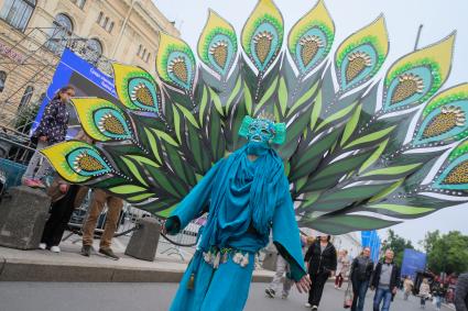 Санкт-Петербург. Во время международной театральной олимпиады на площади Островского.