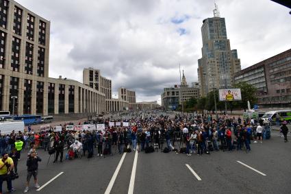 Москва.   Участники митинга `За закон и справедливость` на проспекте Сахарова.