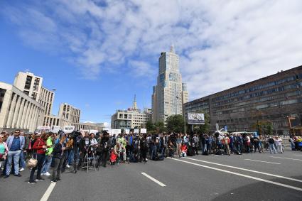 Москва.   Участники митинга `За закон и справедливость` на проспекте Сахарова.