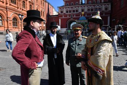 Москва. Корреспонденты `Комсомольской правды` Александр Рогоза и Петр Клоков в костюмах Александра Пушкина и Петра Вяземского гуляли по городу.