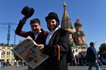 Москва. Корреспонденты `Комсомольской правды` Александр Рогоза и Петр Клоков в костюмах Александра Пушкина и Петра Вяземского гуляли по городу.