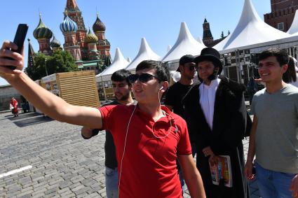 Москва. Корреспонденты `Комсомольской правды` Александр Рогоза и Петр Клоков в костюмах Александра Пушкина и Петра Вяземского гуляли по городу.