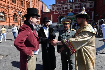 Москва. Корреспонденты `Комсомольской правды` Александр Рогоза и Петр Клоков в костюмах Александра Пушкина и Петра Вяземского гуляли по городу.