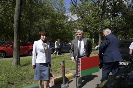 Москва.   Посол Белоруссии в России Владимир Семашко (в центре) у редакции ИД `Комсомольская правда`.