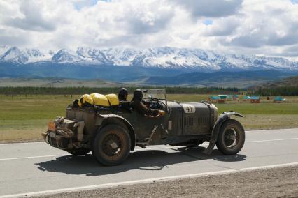 Республика Алтай. Участник ралли `Пекин-Париж-2019` (The 7th Peking to Paris) на ретро автомобиле.