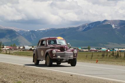 Республика Алтай. Участник ралли `Пекин-Париж-2019` (The 7th Peking to Paris) на ретро автомобиле.