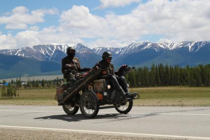 Республика Алтай. Участник ралли `Пекин-Париж-2019` (The 7th Peking to Paris) на ретро автомобиле.