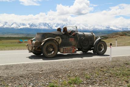 Республика Алтай. Участник ралли `Пекин-Париж-2019` (The 7th Peking to Paris) на автомобиле Bentley Super Sports 1925 года выпуска.