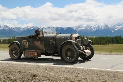 Республика Алтай. Участник ралли `Пекин-Париж-2019` (The 7th Peking to Paris) на автомобиле Bentley Super Sports 1925 года выпуска.