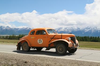 Республика Алтай. Участник ралли `Пекин-Париж-2019` (The 7th Peking to Paris) на автомобиле Chevrolet Coupe 1939 года выпуска.