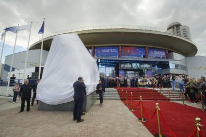 Екатеринбург. Открытие скульптурной композиции, посвященной волейбольному клубу \'Уралочка\' и его легендарному тренеру Николаю Карполю.