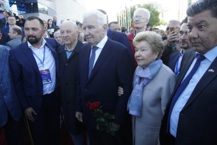 Екатеринбург. Открытие скульптурной композиции, посвященной волейбольному клубу \'Уралочка\' и его легендарному тренеру Николаю Карполю. На фото: бывший тренер ВК \'Уралочка\' Николай Карполь (в центре) и вдова первого президента России Бориса Ельцина - Наина Ельцина